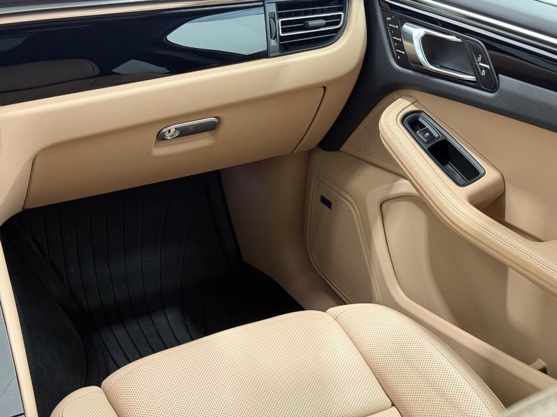 Porsche Macan Vehicle Full-screen Gallery Image 18