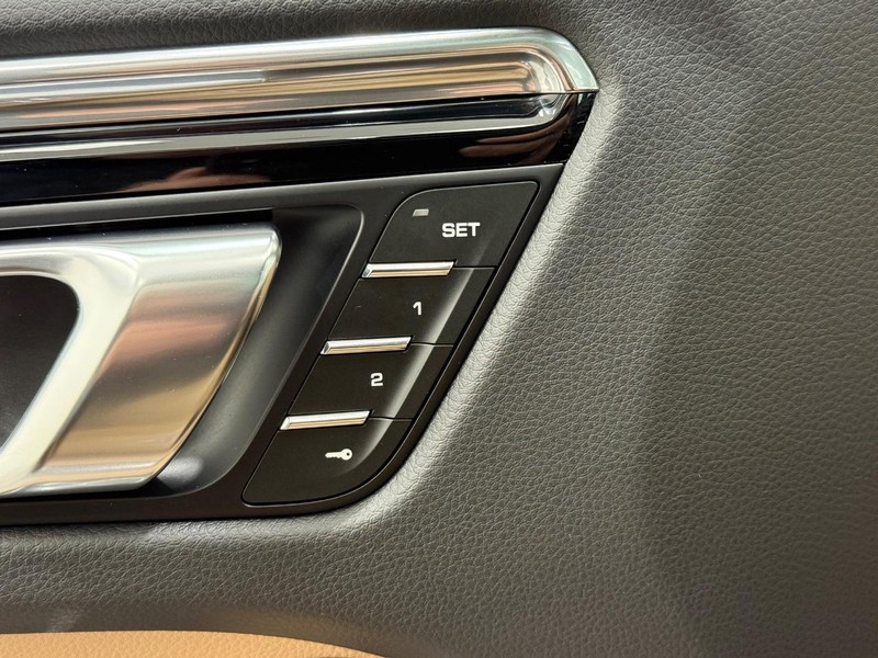 Porsche Macan Vehicle Full-screen Gallery Image 19