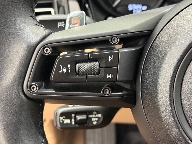 Porsche Macan Vehicle Full-screen Gallery Image 20