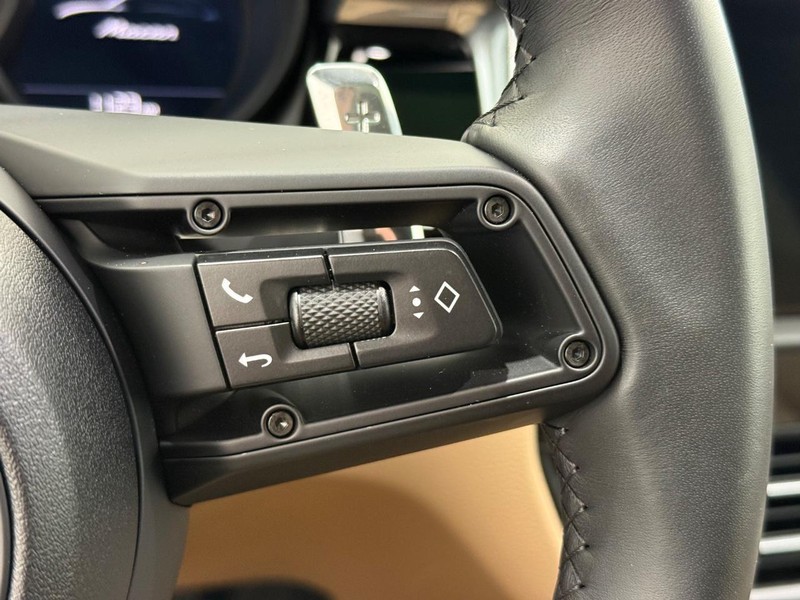 Porsche Macan Vehicle Full-screen Gallery Image 21