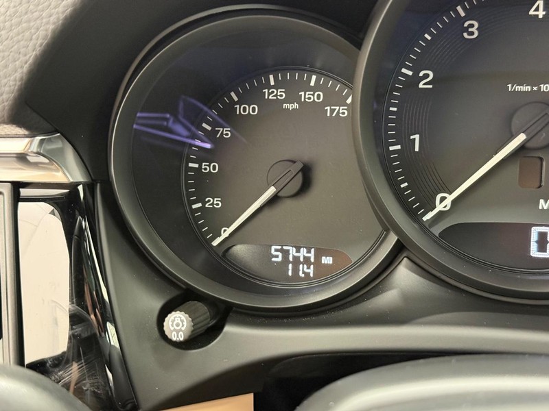 Porsche Macan Vehicle Full-screen Gallery Image 22