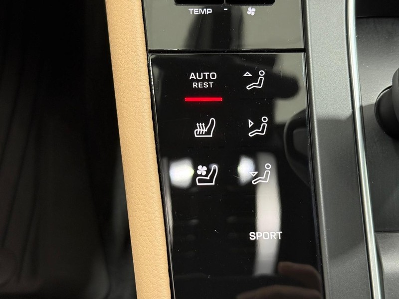 Porsche Macan Vehicle Full-screen Gallery Image 24