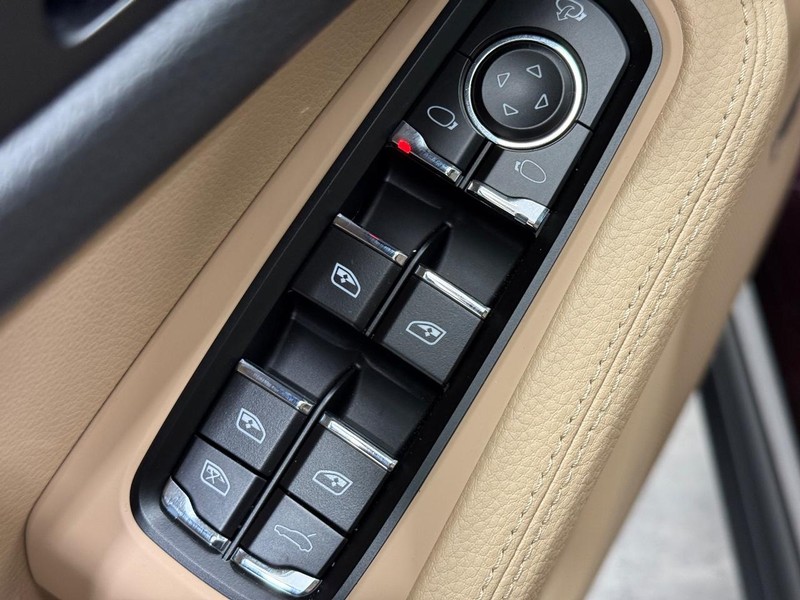 Porsche Macan Vehicle Full-screen Gallery Image 25