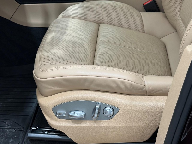 Porsche Macan Vehicle Full-screen Gallery Image 26