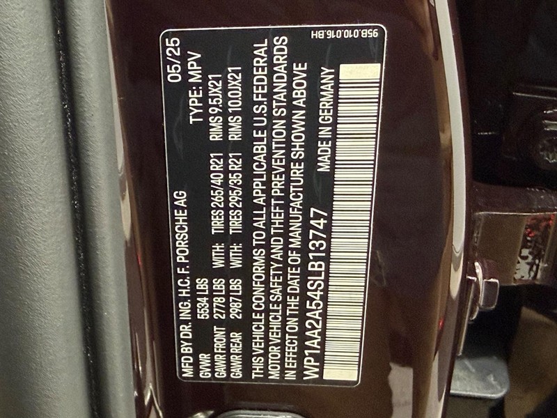 Porsche Macan Vehicle Full-screen Gallery Image 27