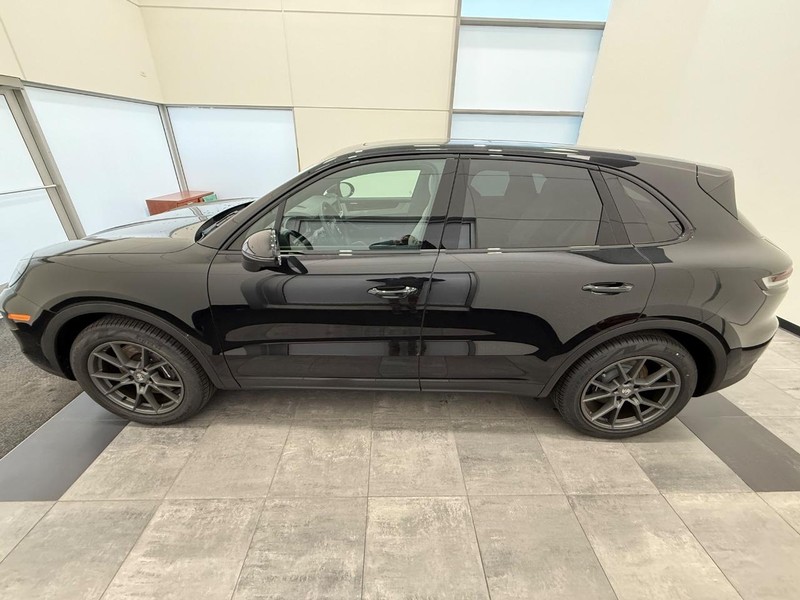 Porsche Cayenne Vehicle Full-screen Gallery Image 2