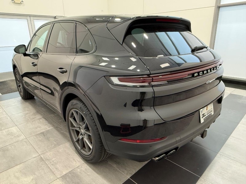 Porsche Cayenne Vehicle Full-screen Gallery Image 3