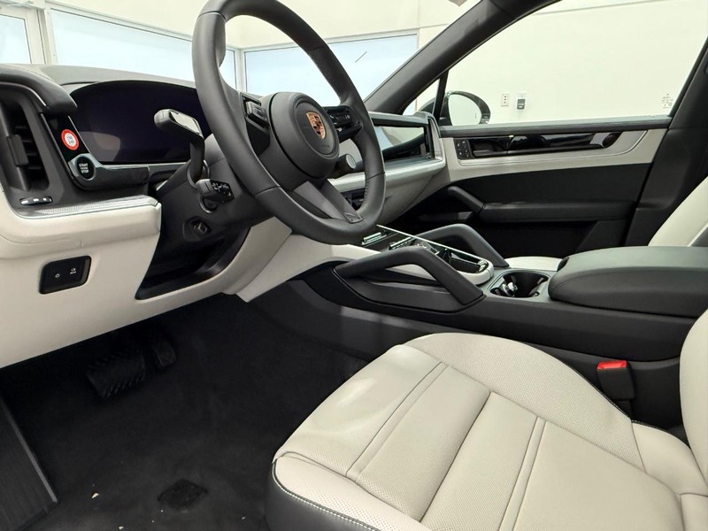 Porsche Cayenne Vehicle Full-screen Gallery Image 4