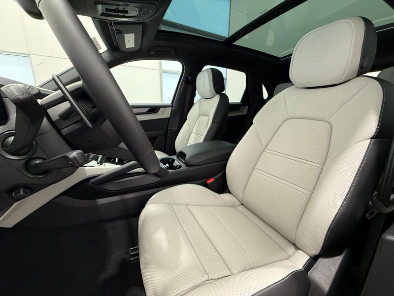 Porsche Cayenne Vehicle Full-screen Gallery Image 5