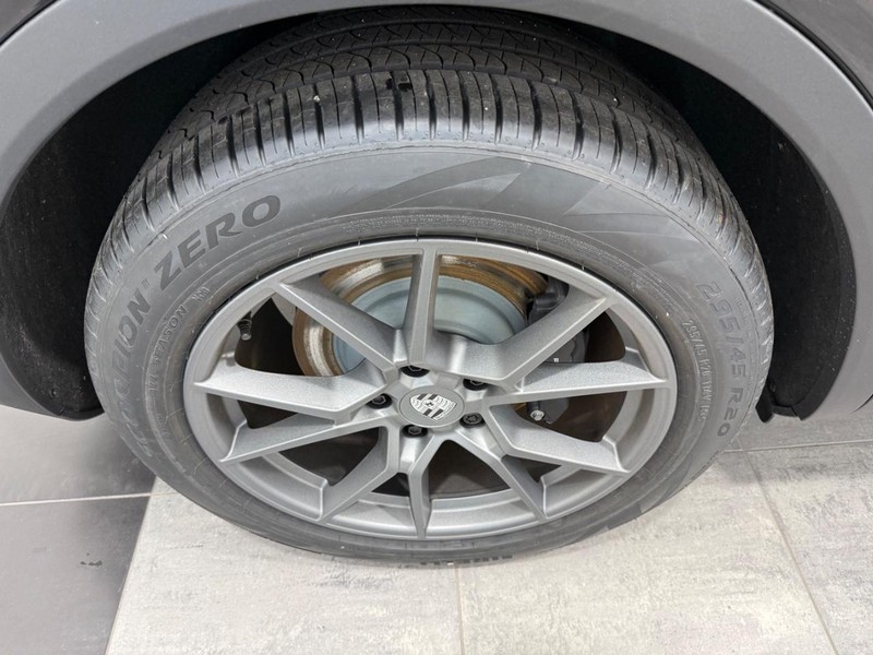 Porsche Cayenne Vehicle Full-screen Gallery Image 8