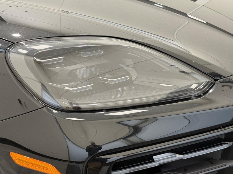 Porsche Cayenne Vehicle Full-screen Gallery Image 11