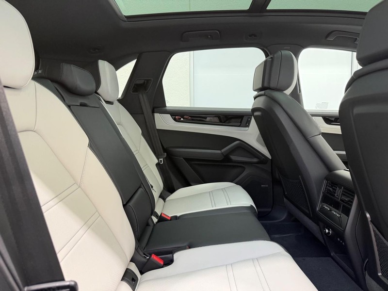 Porsche Cayenne Vehicle Full-screen Gallery Image 13