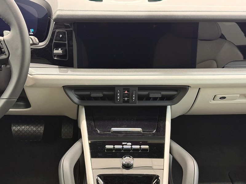 Porsche Cayenne Vehicle Full-screen Gallery Image 15