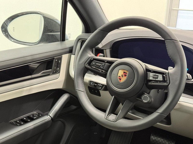 Porsche Cayenne Vehicle Full-screen Gallery Image 16