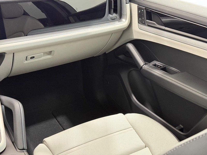 Porsche Cayenne Vehicle Full-screen Gallery Image 17