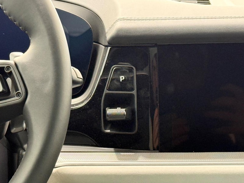 Porsche Cayenne Vehicle Full-screen Gallery Image 18