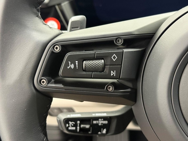 Porsche Cayenne Vehicle Full-screen Gallery Image 20