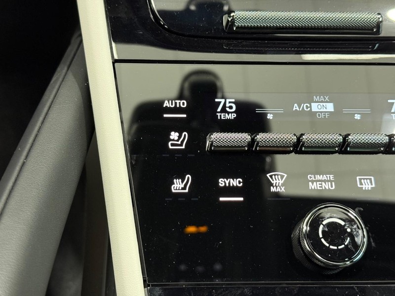 Porsche Cayenne Vehicle Full-screen Gallery Image 23