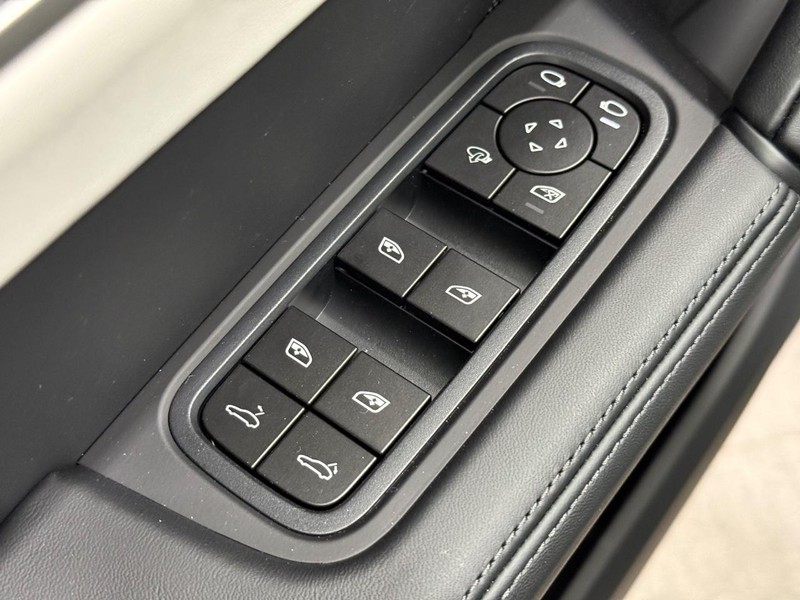 Porsche Cayenne Vehicle Full-screen Gallery Image 24