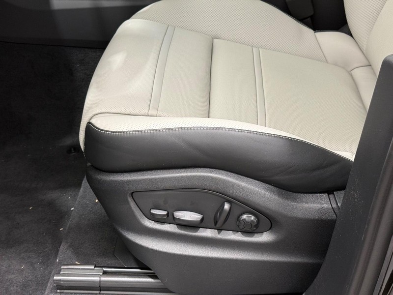 Porsche Cayenne Vehicle Full-screen Gallery Image 25