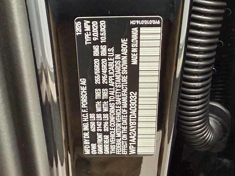 Porsche Cayenne Vehicle Full-screen Gallery Image 26