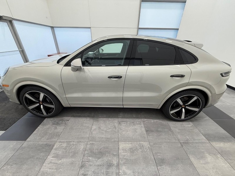 Porsche Cayenne Vehicle Full-screen Gallery Image 2