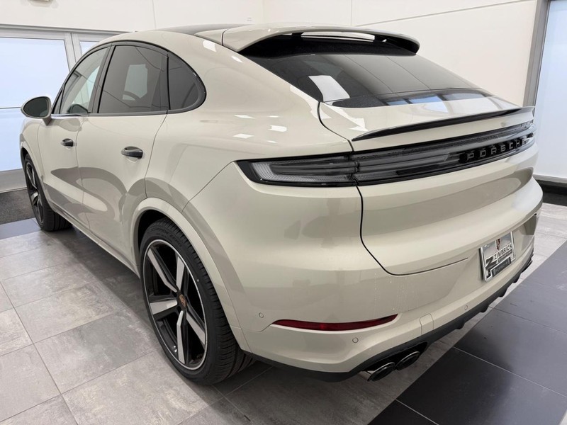Porsche Cayenne Vehicle Full-screen Gallery Image 3