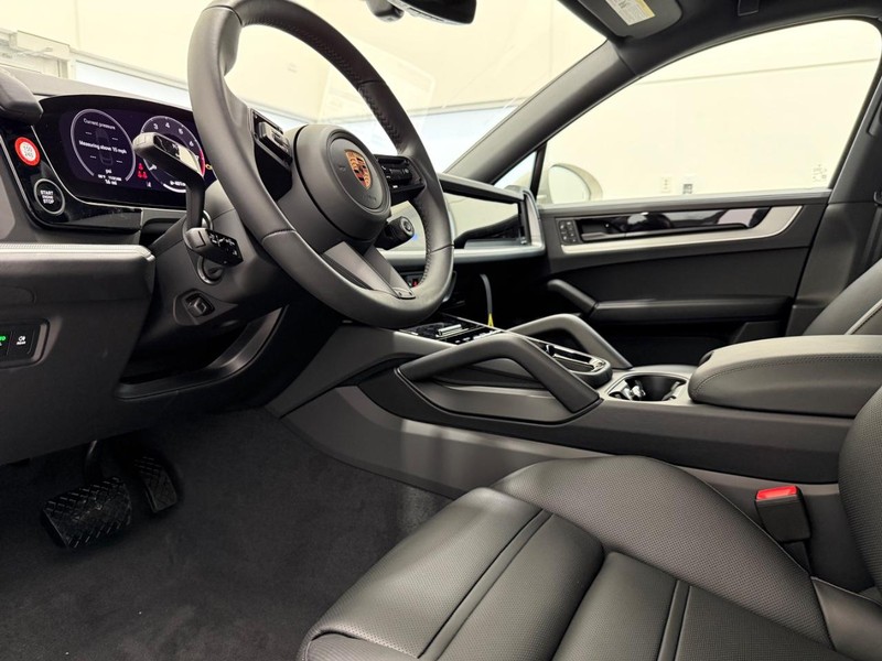 Porsche Cayenne Vehicle Full-screen Gallery Image 4