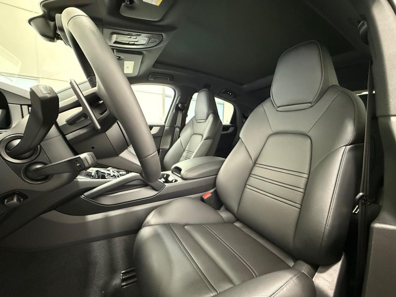 Porsche Cayenne Vehicle Full-screen Gallery Image 5