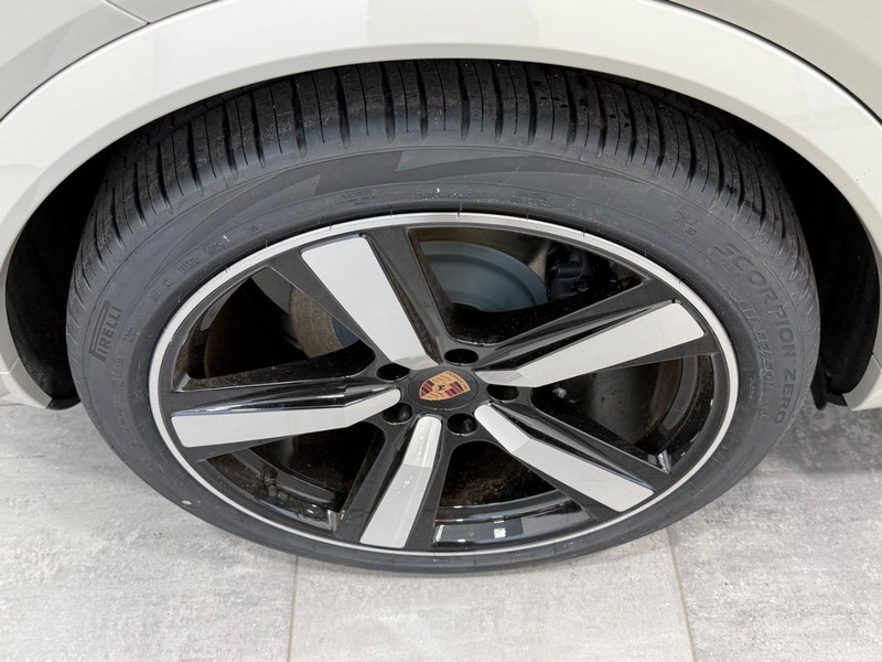 Porsche Cayenne Vehicle Full-screen Gallery Image 8