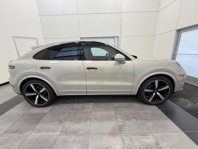 Porsche Cayenne Vehicle Full-screen Gallery Image 9