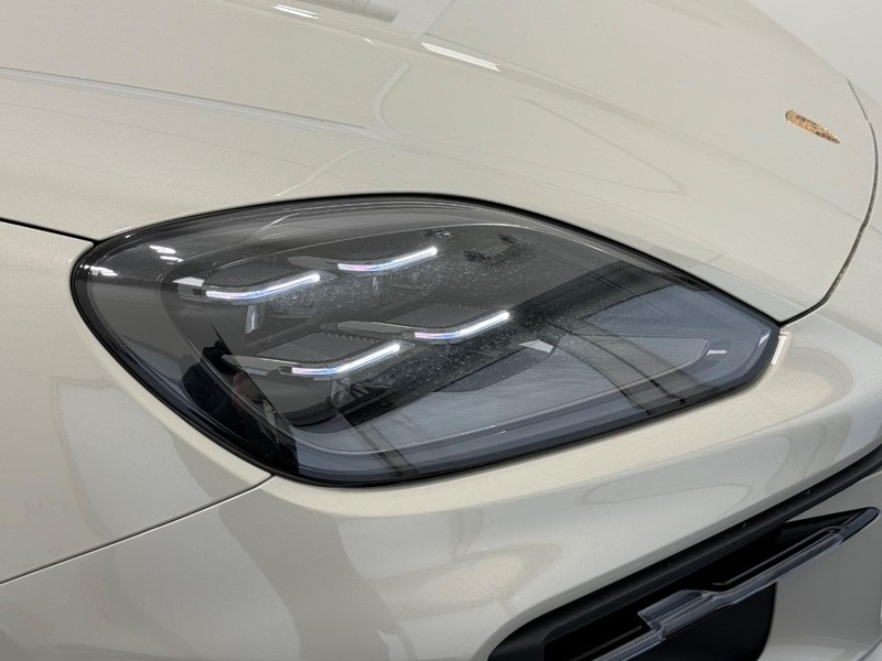 Porsche Cayenne Vehicle Full-screen Gallery Image 11