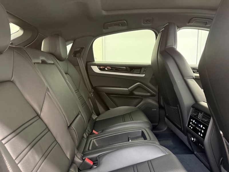 Porsche Cayenne Vehicle Full-screen Gallery Image 13