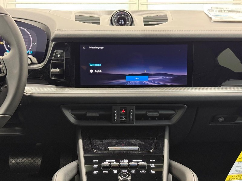 Porsche Cayenne Vehicle Full-screen Gallery Image 15