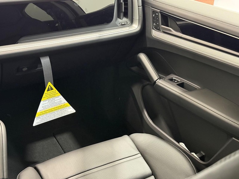 Porsche Cayenne Vehicle Full-screen Gallery Image 17