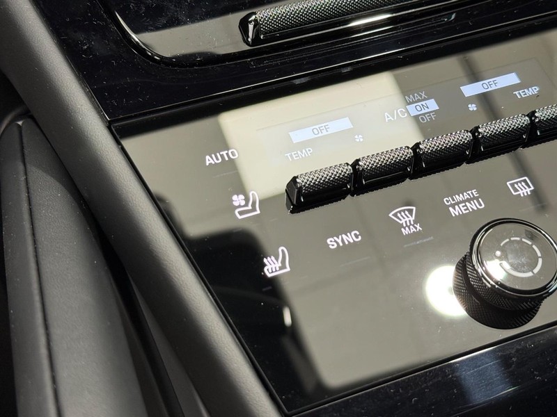 Porsche Cayenne Vehicle Full-screen Gallery Image 23