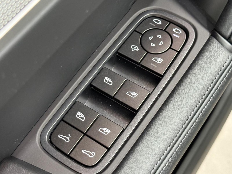 Porsche Cayenne Vehicle Full-screen Gallery Image 24