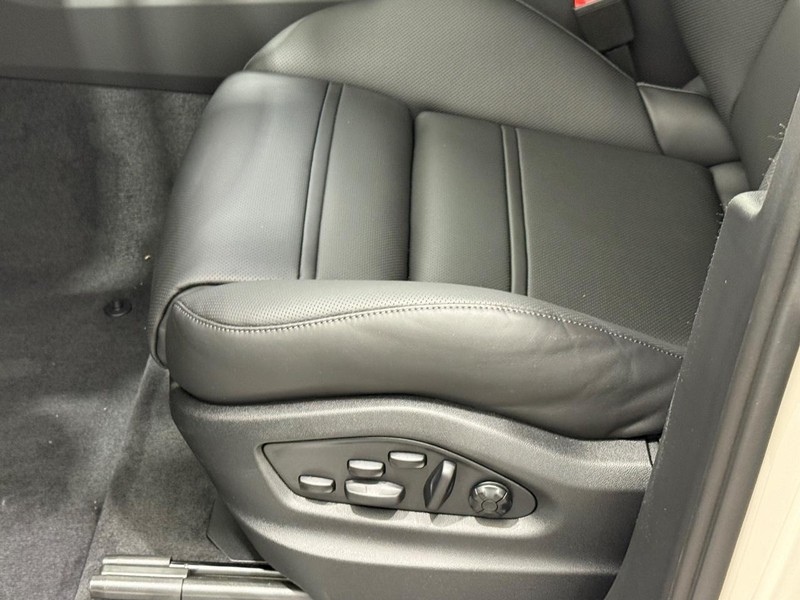 Porsche Cayenne Vehicle Full-screen Gallery Image 25