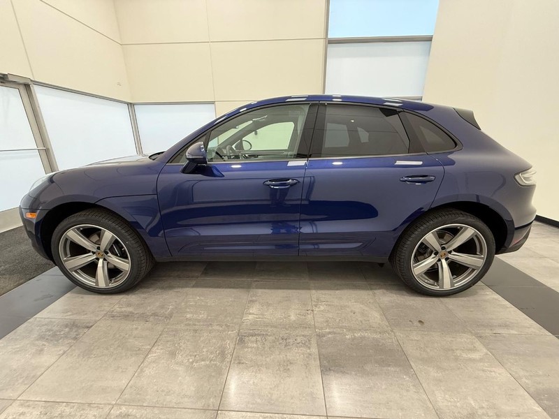 Porsche Macan Vehicle Full-screen Gallery Image 2