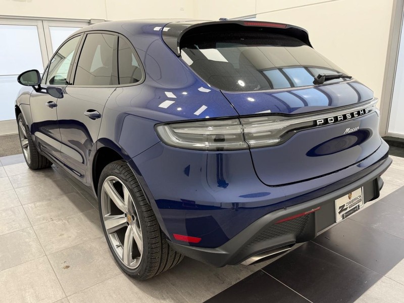 Porsche Macan Vehicle Full-screen Gallery Image 3