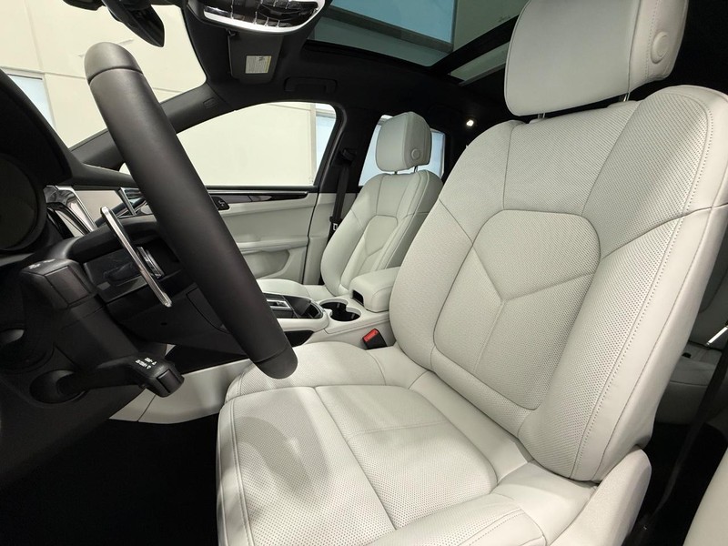 Porsche Macan Vehicle Full-screen Gallery Image 5