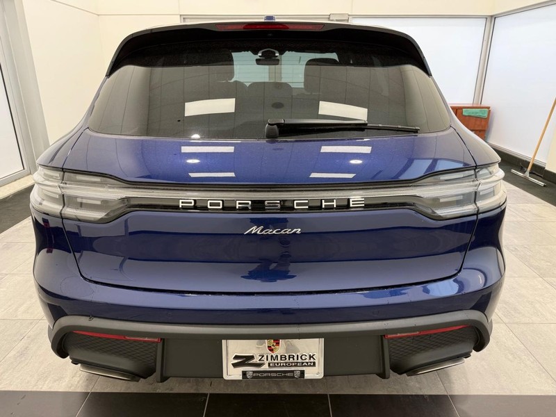 Porsche Macan Vehicle Full-screen Gallery Image 6