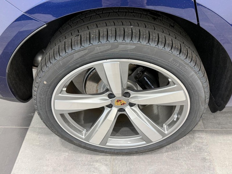 Porsche Macan Vehicle Full-screen Gallery Image 8