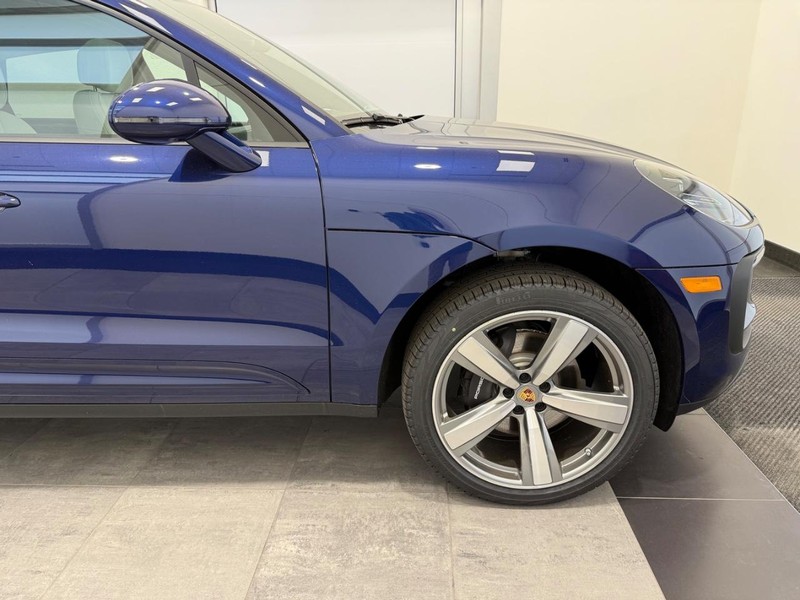 Porsche Macan Vehicle Full-screen Gallery Image 10