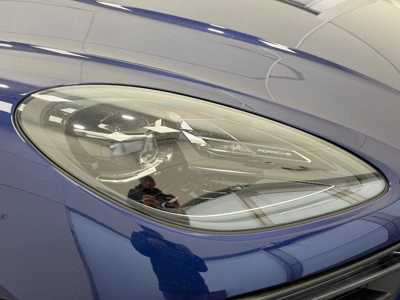 Porsche Macan Vehicle Full-screen Gallery Image 11