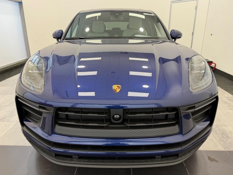 Porsche Macan Vehicle Full-screen Gallery Image 12