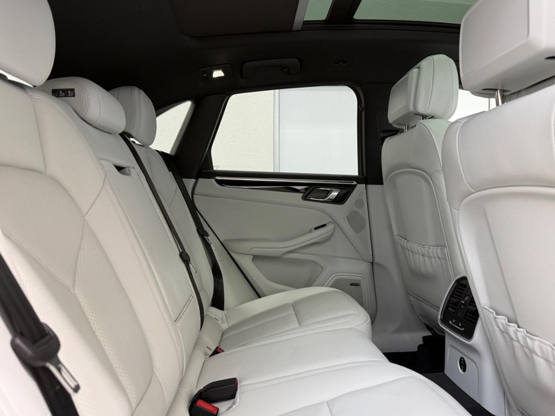 Porsche Macan Vehicle Full-screen Gallery Image 13