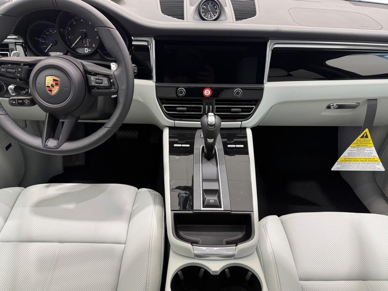Porsche Macan Vehicle Full-screen Gallery Image 14