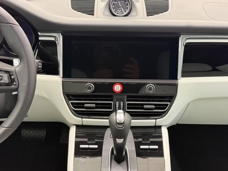 Porsche Macan Vehicle Full-screen Gallery Image 15