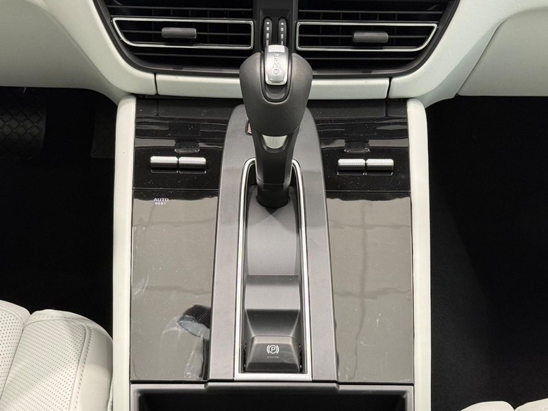 Porsche Macan Vehicle Full-screen Gallery Image 16